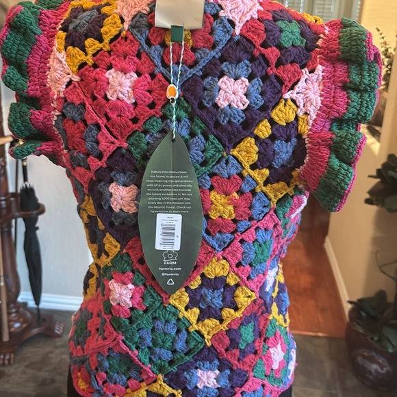 Beautiful & colorful Farm Rio Crocheted top with flutter sleeves in a SZ:M. NWT - Picture 4 of 4